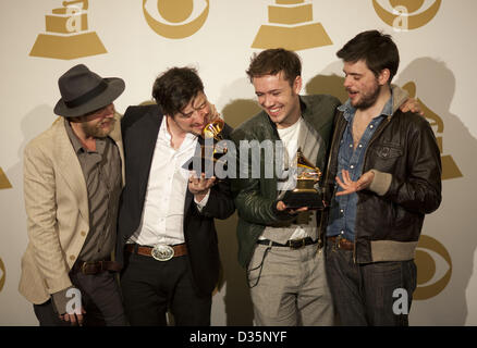 10 février 2013 - Los Angeles, Californie, USA - Mumford and Sons posent avec leur Grammy à la 55e cérémonie annuelle de remise des prix Grammy Salle de presse au Staples Center de Los Angeles, Californie le dimanche 10 février 2013. (Crédit Image : © Armando Arorizo ZUMAPRESS.com)/Prensa Internacional/ Banque D'Images