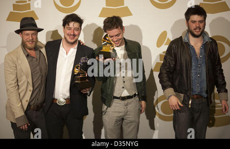 10 février 2013 - Los Angeles, Californie, USA - Mumford and Sons posent avec leur Grammy à la 55e cérémonie annuelle de remise des prix Grammy Salle de presse au Staples Center de Los Angeles, Californie le dimanche 10 février 2013. (Crédit Image : © Armando Arorizo ZUMAPRESS.com)/Prensa Internacional/ Banque D'Images