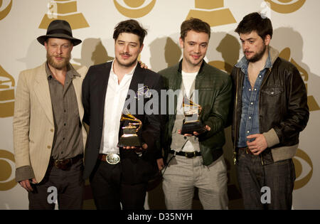 10 février 2013 - Los Angeles, Californie, USA - Mumford and Sons posent avec leur Grammy à la 55e cérémonie annuelle de remise des prix Grammy Salle de presse au Staples Center de Los Angeles, Californie le dimanche 10 février 2013. (Crédit Image : © Armando Arorizo ZUMAPRESS.com)/Prensa Internacional/ Banque D'Images