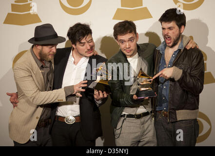 10 février 2013 - Los Angeles, Californie, USA - Mumford and Sons posent avec leur Grammy à la 55e cérémonie annuelle de remise des prix Grammy Salle de presse au Staples Center de Los Angeles, Californie le dimanche 10 février 2013. (Crédit Image : © Armando Arorizo ZUMAPRESS.com)/Prensa Internacional/ Banque D'Images