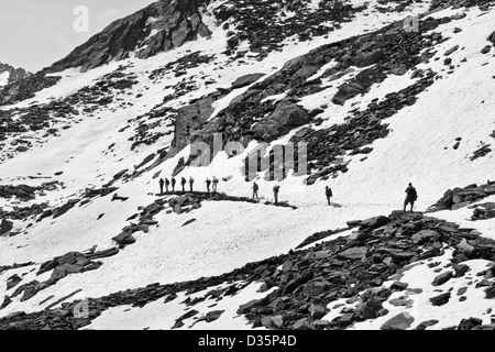 Les randonneurs marche sur piste couverte de neige alpin à Valnontey, Gran Paradiso National Park, Graian Alps - Italie ( noir et blanc ) Banque D'Images