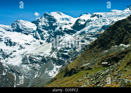 Vue paysage alpin avec un ancien logement, l'Herbetet, Gran Paradiso National Park, Graian Alps - Italie Banque D'Images