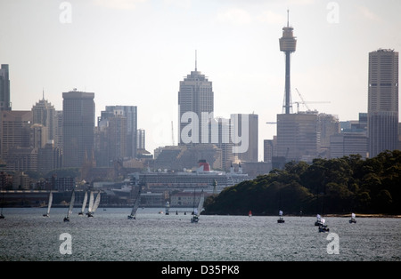 Le port de Sydney avec voiliers de course et de Queen Mary 2 Cunards accostera au jardin de l'île dans l'arrière-plan Sydney Australie Banque D'Images