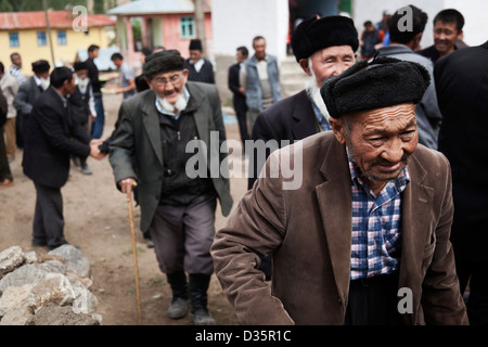 La communauté kirghize afghane tient une réunion de ville dans la ville de Ulupamir la réinstallation, l'est de la Turquie. Banque D'Images