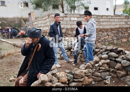 Ancienne et nouvelle générations d'immigrés afghans dans la réinstallation kirghize village d'Ulupamir, est de la Turquie. Banque D'Images