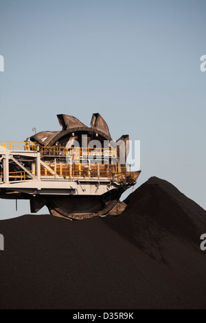 Les stocks du chargeur de charbon Kooragang géant des millions de tonnes de charbon pour l'exportation chaque année à Port Newcastle Australie Banque D'Images