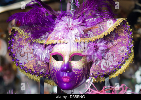 Dame dans un décor vénitien traditionnel Bauta masque de carnaval et les costumes pour le Carnaval de Venise Italie annuel Banque D'Images