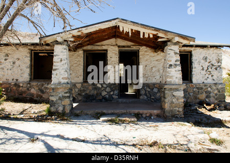 Les bâtiments et les puits d'entrée de la mine Silver Reef dans les montagnes de San Bernardino de Californie Banque D'Images