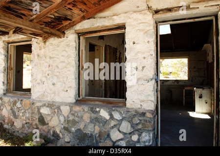 Les bâtiments et les puits d'entrée de la mine Silver Reef dans les montagnes de San Bernardino de Californie Banque D'Images