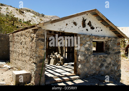 Les bâtiments et les puits d'entrée de la mine Silver Reef dans les montagnes de San Bernardino de Californie Banque D'Images