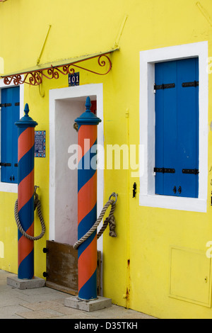 Maisons peintes de couleurs vives sur Burano dans la lagune de Venise Italie Banque D'Images