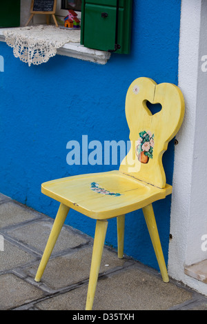 Chaise à dossier sculpté décoré sur un trottoir Banque D'Images