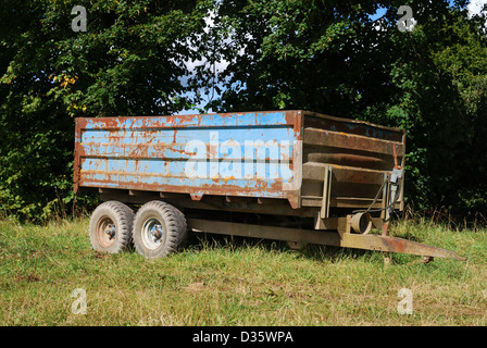 Vieille ferme trailer une fois peint en bleu maintenant rusty Banque D'Images