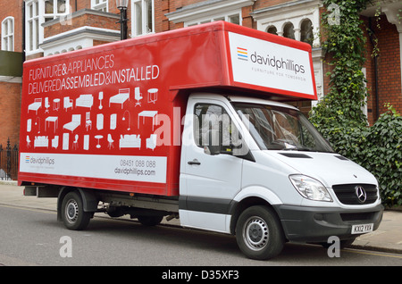 Meubles rouges delivery van Banque D'Images