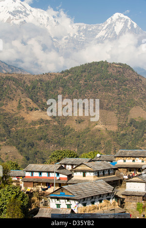 L'ancien village traditionnel de Ghandruk sous Annapurna Sud dans l'Himalaya népalais. Banque D'Images