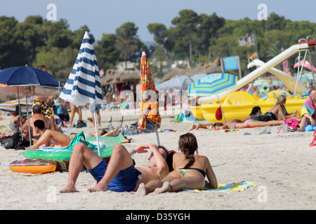 Playa de Palma, Espagne, le 23 août 2012 : Photo de personnes se détendre sur une journée ensoleillée sur la plage de Playa de Palma à Majorque, Banque D'Images