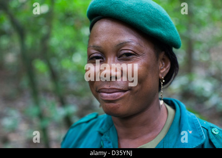 CONGO, le 29 septembre 2012 : Sidone Aseme, une femelle est dans un Camerounais ecoguard bi-national groupe d'écogardes du Cameroun et le Gabon à la recherche de preuves de patrouille le braconnage des espèces sauvages. Banque D'Images