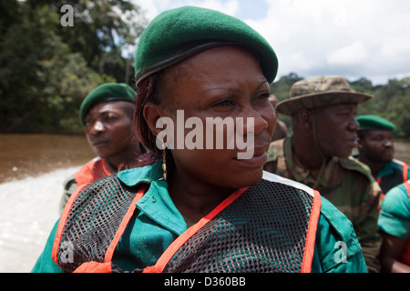 CONGO, le 29 septembre 2012 : Sidone Aseme, une femelle est dans un Camerounais ecoguard bi-national groupe d'écogardes du Cameroun et le Gabon à la recherche de preuves de patrouille le braconnage des espèces sauvages. Banque D'Images