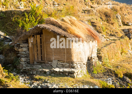 Un ancien moulin à maïs traditionnel qui doit être alimenté par l'hydroélectricité dans l'Annapurna Himalaya, Népal. Banque D'Images