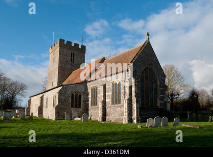 Vue générale de l'église paroissiale de Saint André, Wickhambreaux, Kent, Angleterre, Royaume-Uni, qui date du xive siècle. Banque D'Images