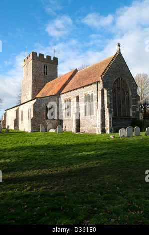 Vue générale de l'église paroissiale de Saint André, Wickhambreaux, Kent, Angleterre, Royaume-Uni, qui date du xive siècle. Banque D'Images