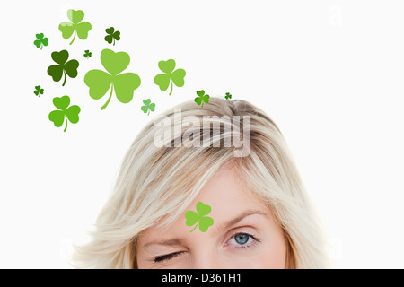 Femme blonde avec un clin d'arrière-plan sur Shamrock Banque D'Images