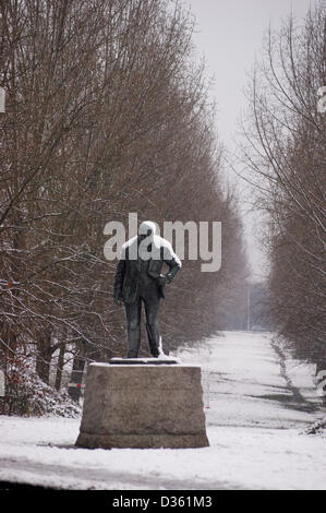 Du jour au lendemain la neige recouvre le 1959 statue de David McFall RA (1911-1988) de Sir Winston Churchill (1874-1965), ancien Premier ministre de Grande-Bretagne, en Woodford Green, Essex, sur le bord de la forêt d'Epping. Banque D'Images