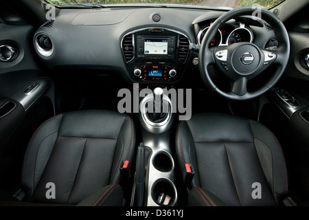 Sièges conducteur et passager avec volant en Nissan Juke Mini SUV, Southampton, UK, 111 2010 Banque D'Images