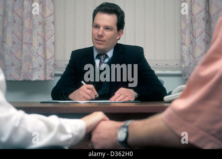 Consultant talking to couple Banque D'Images