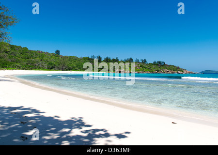 Plage sur l'île de La Digue aux Seychelles Banque D'Images