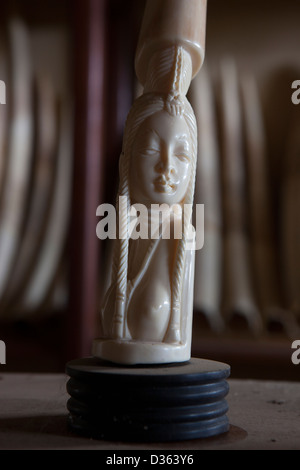 Le CAMEROUN, 3 octobre 2012 : l'ivoire sculpté et des défenses d'éléphant confisqués par le ministère des Forêts et de la faune. Banque D'Images