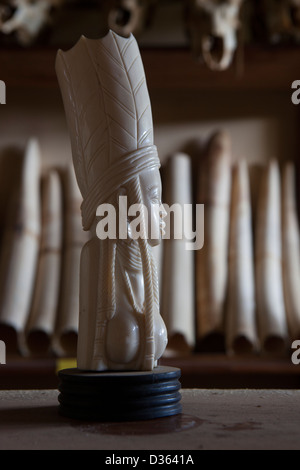 Le CAMEROUN, 3 octobre 2012 : l'ivoire sculpté et des défenses d'éléphant confisqués par le ministère des Forêts et de la faune. Banque D'Images