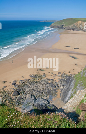 Belle étendue de plage de sable à Mawgan Porth sur la côte nord de Cornwall Banque D'Images