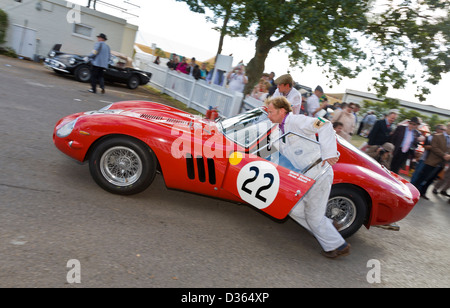 1962 Ferrari 250 GTO est poussé dans le paddock holding pour le RAC Célébration de la race. 2012 Goodwood Revival, Sussex, UK. Banque D'Images