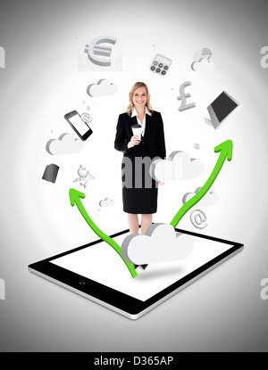 Cheerful businesswoman holding un café sur un tablet pc Banque D'Images