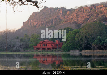 Jogi Mahal forest rest house, au bord de Padam Talao lake, dans le parc national de Ranthambore Banque D'Images