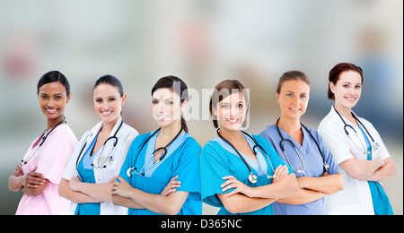 Les travailleurs de l'hôpital des femmes debout bras croisés Banque D'Images