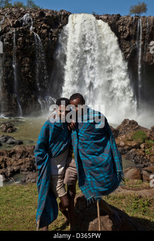 La population locale, chutes du Nil Bleu, Bahir Dar, Ethiopie Banque D'Images