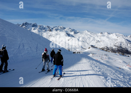 Skieurs dans la station de ski SERRE CHEVALIER, dans les Alpes. Banque D'Images