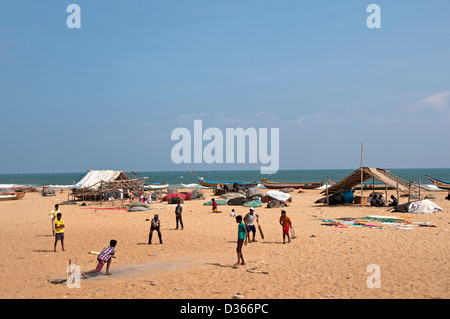 Cricket sur la plage de port de pêche Village Chennai Madras ( ) L'Inde Tamil Nadu Banque D'Images