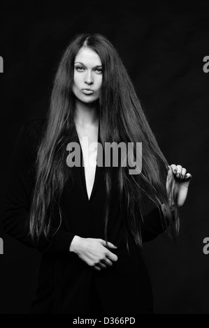 La belle femme de longue jambes QUE J'ai jamais vu ce qui pose au studio.Elle a les cheveux longs et minces jambes. Banque D'Images