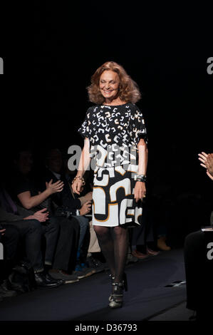 New York, USA. 10 février 2013. Diane von Furstenberg à la fin de son défilé Automne 2013 à Mercedes Benz Fashion Week à New York FW13. Lauren Browdy / Alamy Live News Banque D'Images