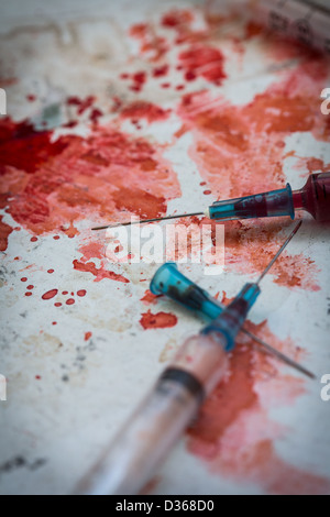 Deux seringues gisant sur éclaboussures de sang Banque D'Images