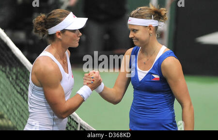 Samantha Stosur l'Australie (à gauche) et la Tchèque Lucie Safarova pendant le 1er tour de Fed Cup match entre la République tchèque et l'Australie à Prague, le 9 février 2013. (Photo/CTK Jaroslav Ozana) Banque D'Images