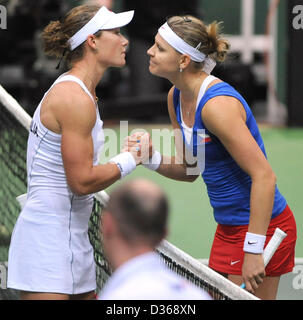 Samantha Stosur l'Australie (à gauche) et la Tchèque Lucie Safarova pendant le 1er tour de Fed Cup match entre la République tchèque et l'Australie à Prague, le 9 février 2013. (Photo/CTK Jaroslav Ozana) Banque D'Images