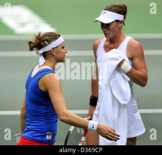 Samantha Stosur l'Australie (à gauche) et la Tchèque Lucie Safarova pendant le 1er tour de Fed Cup match entre la République tchèque et l'Australie à Prague, le 9 février 2013. (Photo/CTK Jaroslav Ozana) Banque D'Images