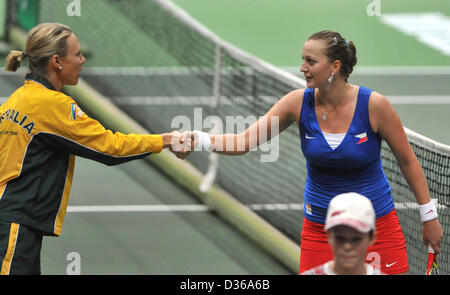 La tchèque Petra Kvitova remporte le 1er tour de Fed Cup Match contre Jarmila Gajdosova, République tchèque contre l'Australie, à Ostrava, en République tchèque, le 9 février 2013. Photo de gauche est le capitaine Alicia Molik. (Photo/CTK Jaroslav Ozana) Banque D'Images