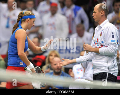 La tchèque Petra Kvitova remporte le 1er tour de Fed Cup Match contre Jarmila Gajdosova, République tchèque contre l'Australie, à Ostrava, en République tchèque, le 9 février 2013. Photo de droite n'est pas jouer le capitaine Petr Pala. (Photo/CTK Jaroslav Ozana) Banque D'Images