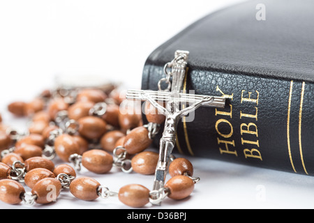 Sainte bible relié en cuir noir avec chapelet Banque D'Images