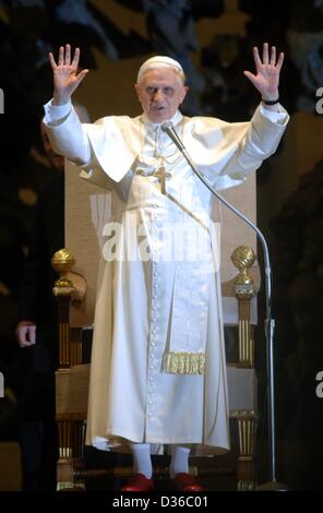 (Afp) - Le pape Benoît XVI s'élève face à un microphone et des gestes qu'il accueille plusieurs milliers de journalistes dans la salle de réception au Vatican à Rome, Italie, 23 avril 2005. Au cours de la réception, le 78 ans, le Pape a lancé un appel aux médias pour démontrer une approche responsable afin d'apporter une contribution positive à la société. Banque D'Images